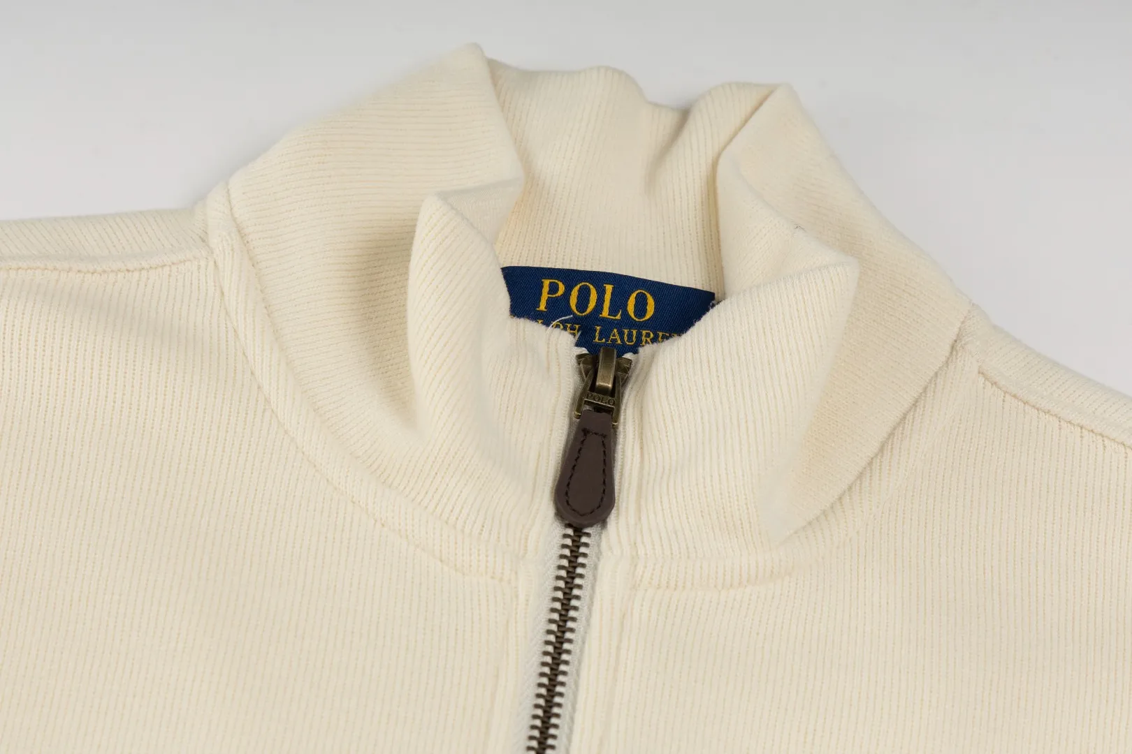 P230 #R97 Ralph lauren twelve-color embroidered pony logo half-zip high-neck long-sleeved knitted sweatshirt. The same style for men and women. The new half-zip sweatshirt for couples to wear in autumn is here! This kind of sweatshirt is really popular this year, even more popular than the hooded sweatshirt. Open the zipper and it can be used as a large lapel, which makes it more fashionable. The color of the classic design of the little war horse on the chest is matched with the embroidery. The simple zipper design echoes the brand logo, so you don’t need to match too much. The sweater version is loose enough! The fabric is custom-woven and dyed 100 cotton. 320g high gram weight 100% cotton knitted cotton with a certain thickness. The fabric is soft and comfortable, and the three-dimensional fabric is full of texture. The stitching is three needles and five threads, which is beautiful and strong. The pattern is also good. Although it is loose, it does not look bulky! - It is not a popular color scheme on the street. The color is pure and highly recommended. The upper body has a particularly high rate of turning heads. Loose style. Big drop shoulder OS style. Same style for men and women. Couple wear. Versatile and practical! Color: Gray, navy, khaki, green label, oatmeal brown label, apricot, black, army green, burgundy, pink, dark gray, light blue, white. Size: S M L XL Length: 70/72/74/76 Bust: 53.5/55.5/57.5/58.5 Shoulder width: 44/45/46/47 Sleeve length: 61/62/63/64